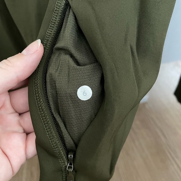 🍋 Gently used lululemon!! 🍋 Run fleece pullover in army green sz:6 - Picture 10 of 10